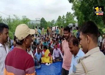 पश्चिमी सिंहभूम में अप्रोच रोड की मांग को लेकर ग्रामीणों ने सड़क पर ही लगाई चौपाल
