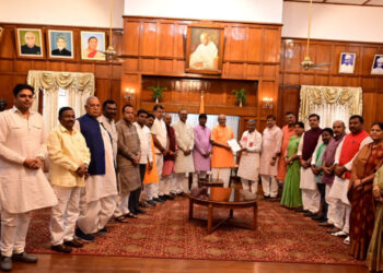 रांची:झारखंड प्रतियोगी परीक्षा विधेयक के खिलाफ राज्‍यपाल से मिले बाबूलाल, हस्‍तक्षेप करने का किया आग्रह!