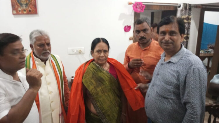 पूर्व मंत्री डॉ. प्रेम कुमार ने ओबरा में दो स्वतंत्रता सेनानियों के परिवार के मुखिया को किया सम्मानित !