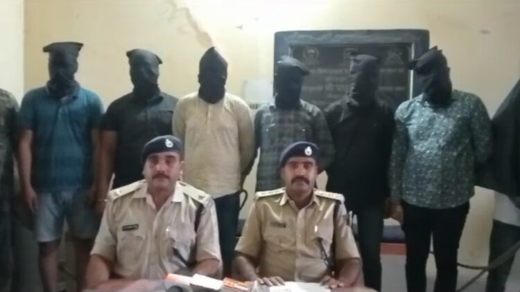 अंतर्रज्यीय गिरोह के सात लुटेरे ने पुलिस ने पिस्टल गिरफ्तार फर्जी पुलिस बनकर लूटकांड को देता अंजाम !
