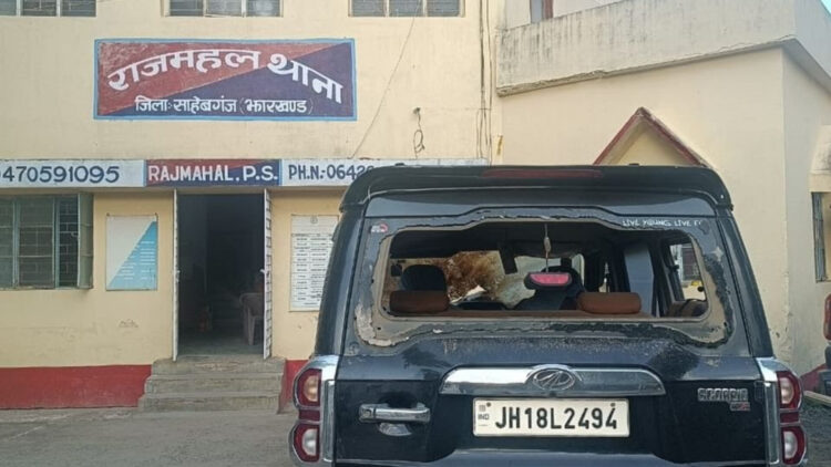 साहिबगंज में दिनदहाड़े स्कॉर्पियो पर हुई बमबारी, 5 लोग घायल!