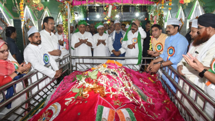 मुख्यमंत्री ने दरगाह हजरत शाह जलाल शहीद रहमतुल्लाह अलैह के मजार पर चादरपोशी की !