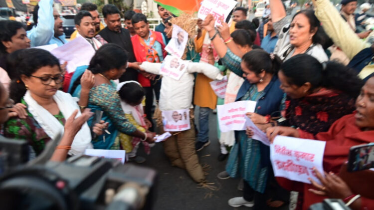 भाजपा महिला मोर्चा ने बिहार के मुख्यमंत्री नीतीश कुमार का पुतला फूंका !