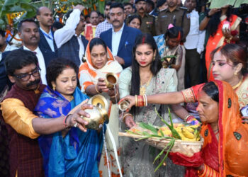 अस्ताचलगामी सूर्य को अर्घ्य अर्पित धर्मपत्नी कल्पना सोरेन और परिजनों संग मुख्यमंत्री हेमन्त सोरेन !