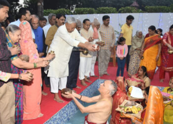 बिहार के मुख्यमंत्री ने पूरी श्रद्धा के साथ उदीयमान भगवान भास्कर को अर्घ्य अर्पित किया !