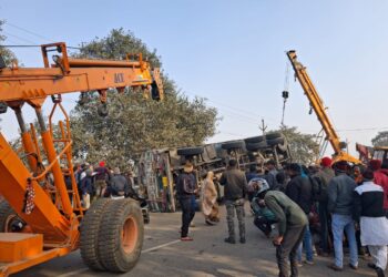 आलू लदे ट्रक ने स्कूली बच्चों से भरे ऑटो को रौंदा, चालक समेत 4 की मौत !