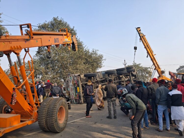 आलू लदे ट्रक ने स्कूली बच्चों से भरे ऑटो को रौंदा, चालक समेत 4 की मौत !