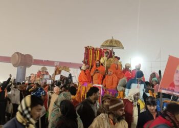 महाकुम्भ के त्रिवेणी तट पर एकता और समरसता का अद्भुत नजारा !