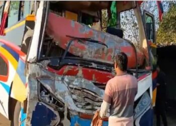 कोलकाता से प्रयागराज जा रही बस का हजारीबाग में एक्सी’डेंट !