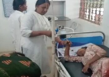 चलती ट्रेन से पति ने पत्नी को दिया धक्का !
