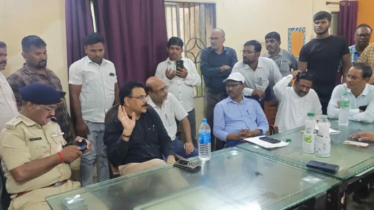 अवैध रूप से कोयला खनन करने के दौरान चाल धंसने से 4 ग्रामीणों की मौत हो गई थी !