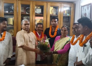 अध्यक्ष  केशव महतो कमलेश जी कई सामाजिक एवं राजनीतिक कार्यकर्ताओं ने पार्टी की सदस्यता ग्रहण की !