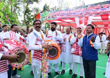 झारखंड सीएम हेमंत सोरेन एवं उनकी धर्मपत्नी आदिवासी कॉलेज छात्रावास परिसर पहुंचें !