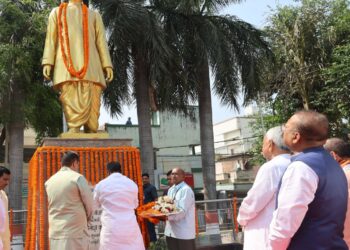 बिहार मुख्यमंत्री नेनेता डॉ० राम मनोहर लोहिया जी को श्रद्धांजली दी !