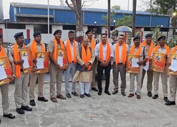 क्राइम ब्रांच रांची के अधिकारियों एवं स्टाफ को  सी. पी. सिंह द्वारा प्रशंसा प्रमाण पत्र देकर सम्मानित किया !