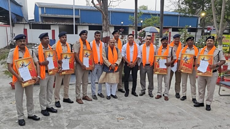 क्राइम ब्रांच रांची के अधिकारियों एवं स्टाफ को  सी. पी. सिंह द्वारा प्रशंसा प्रमाण पत्र देकर सम्मानित किया !