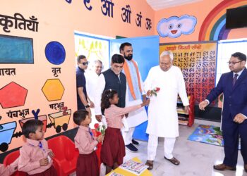 बिहार मुख्यमंत्री समृद्धि यात्रा के दौरान कैमूर जिले में आयोजित जन संवाद कार्यक्रम में शामिल हुए !