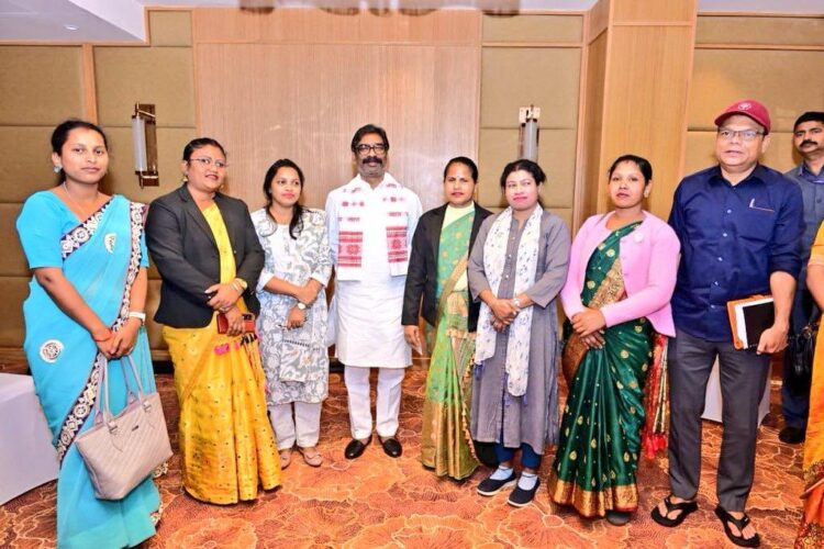 झारखंड के सीएम हेमन्त सोरेन ने असम में झामुमो कार्यकर्ताओं के साथ बनाई रणनीति !