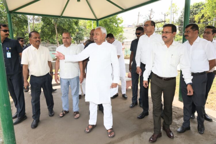 सीएम नीतीश कुमार ने  शहर में विभिन्न निर्माणाधीन योजनाओं का किया निरीक्षण !