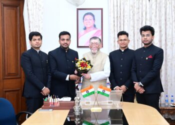 राज्यपाल  संतोष कुमार गंगवार से भारतीय प्रशासनिक सेवा के प्रशिक्षु अधिकारियों ने भेंट की !