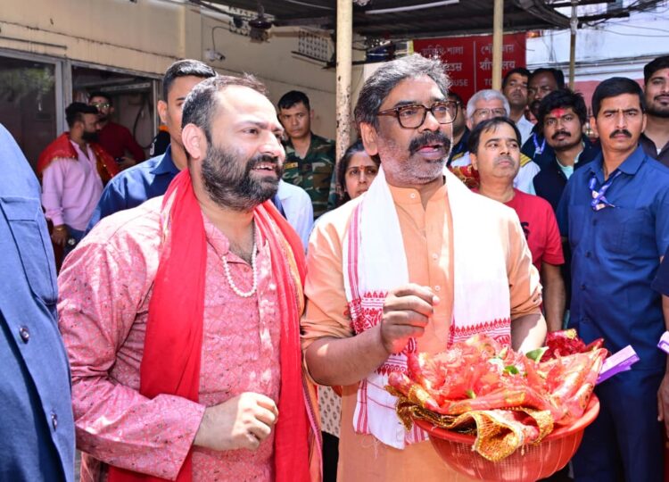झारखंड  मुख्यमंत्री  हेमन्त सोरेन ने मां कामाख्या मंदिर में की पूजा-अर्चना !