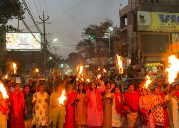 झारखंड में बिगड़ती कानून व्यवस्था, महिलाओं के विरुद्ध बीजेपी निकाल मशाल जुलूस !
