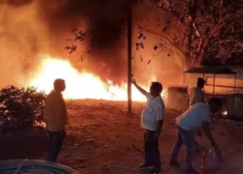 रेलवे स्टेशन के दक्षिणी छोर पर स्थित रेलवे के अधिकृत पार्किंग में भीषण आग लग गई !