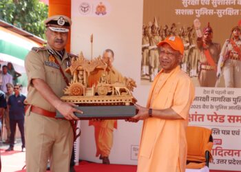 मुख्यमंत्री योगी आदित्यनाथ के हाथों पुरस्कार पाकर आरक्षियों का हौसला बढ़ा !