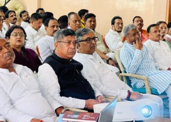 भाजपा नेताओं और कार्यकर्ताओं ने कार्यालय में मन की बात  को सुना !