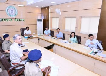 झारखंड सीएम हेमंत सोरेन के समक्ष अधिकारियों ने फ्लाईओवर के  प्रगति से संबंधित पावरप्वाइंट प्रेजेंटेशन रखा !