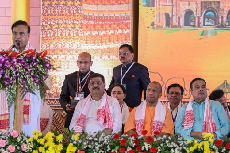 नवनिर्वाचित असम सरकार के शपथ ग्रहण में पहुंचे उत्तर प्रदेश के मुख्यमंत्री !