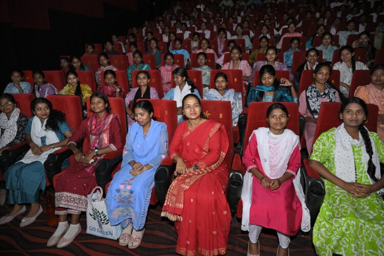 झारखंडी कलाकारों में असीम प्रतिभा है  उन्हें उचित मंच और सम्मान देने की जरूरत है !