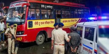 रात अपराधियों ने एक यात्री बस को निशाना बनाते हुए फायरिंग कर दी !