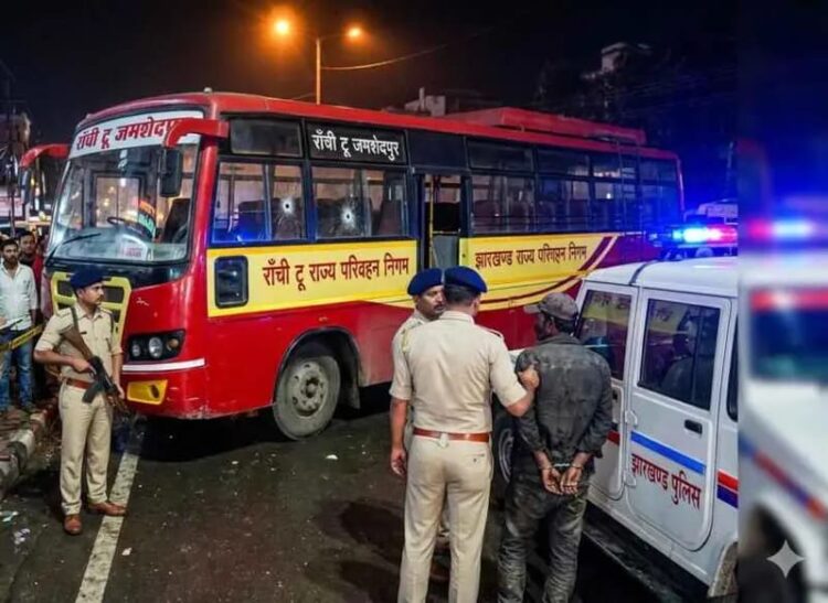 रात अपराधियों ने एक यात्री बस को निशाना बनाते हुए फायरिंग कर दी !