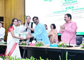 झारखंड के सीएम नव नियुक्त इंटर एवं स्नातक प्रशिक्षित सहायक आचार्यों का नियुक्ति-पत्र वितरण किया !
