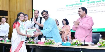 झारखंड के सीएम नव नियुक्त इंटर एवं स्नातक प्रशिक्षित सहायक आचार्यों का नियुक्ति-पत्र वितरण किया !