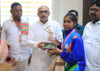 झारखंड विधानसभा अध्यक्ष ने  इंटरनेशनल एयर गन राइफल शूटिंग चैंपियनशिप स्मृति-चिह्न सम्मानित किया !