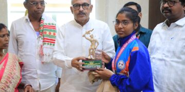 झारखंड विधानसभा अध्यक्ष ने  इंटरनेशनल एयर गन राइफल शूटिंग चैंपियनशिप स्मृति-चिह्न सम्मानित किया !
