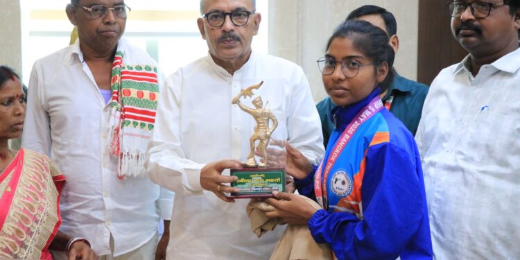 झारखंड विधानसभा अध्यक्ष ने  इंटरनेशनल एयर गन राइफल शूटिंग चैंपियनशिप स्मृति-चिह्न सम्मानित किया !